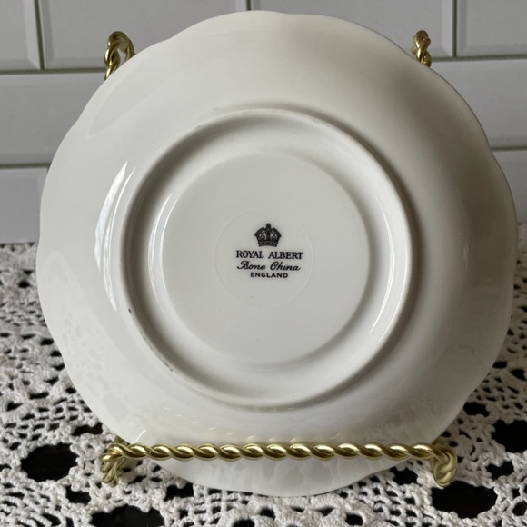 Royal Albert Bone China / Violets, purples and white flowers with green leaves - Picture 4 of 12